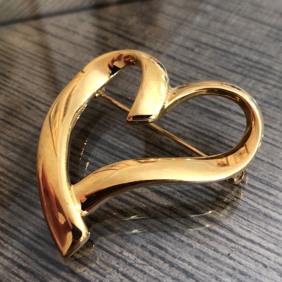 Vintage TRIFARI Goldtone Metal Heart Pin - Picture 13 of 13